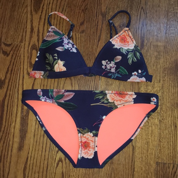 LOT OF 2 AUTHENTIC TRIANGL BIKINIS👙 - Picture 2 of 5